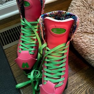Hello! These are the Moxi Beach bunny skates in a size 6. Pink! Used once
